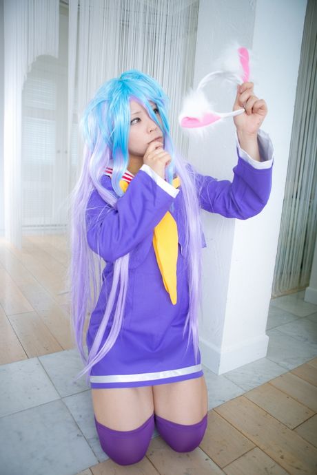 Asian babe Rat Sakura wears a purple wig while getting naked in stockings