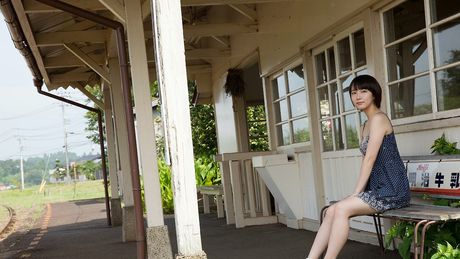 アジアの女の子、吉岡里帆が素晴らしいおっぱいを披露し、ソロでポーズをとる