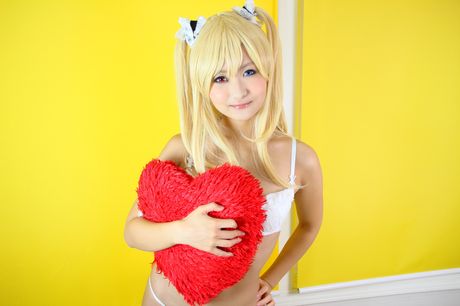 亞洲女孩 Kyuru 展示她天然的小乳房並獨自擺姿勢