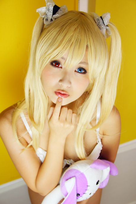 亞洲女孩 Kyuru 展示她天然的小乳房並獨自擺姿勢