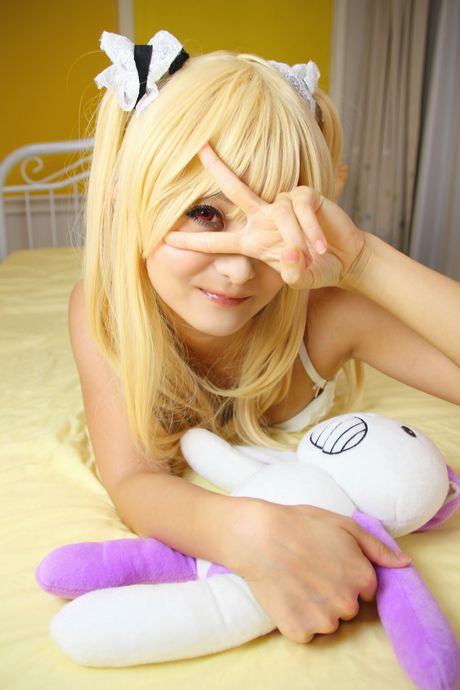 亞洲女孩 Kyuru 展示她天然的小乳房並獨自擺姿勢