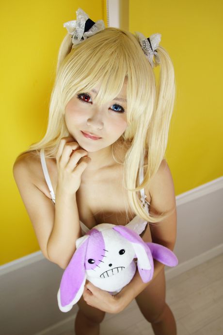 亞洲女孩 Kyuru 展示她天然的小乳房並獨自擺姿勢