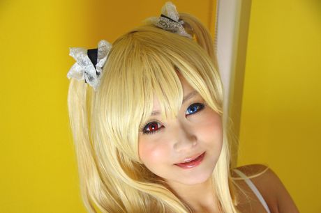 亞洲女孩 Kyuru 展示她天然的小乳房並獨自擺姿勢