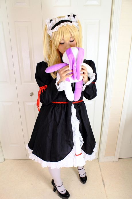 金髮日本美女 Kyuru 穿著白色絲襪，秀出長髮造型