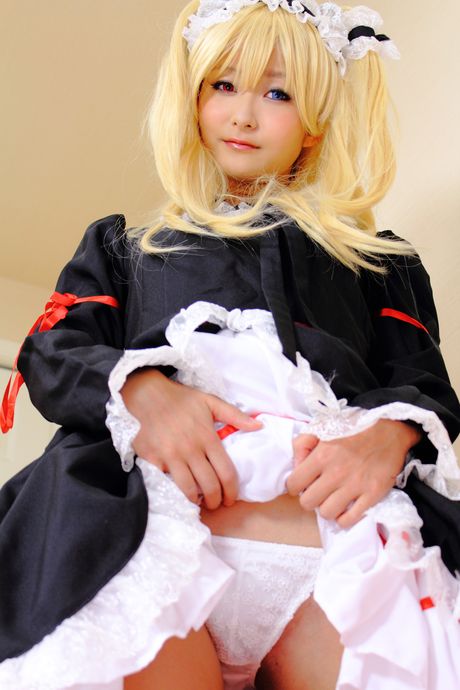 金髮日本美女 Kyuru 穿著白色絲襪，秀出長髮造型