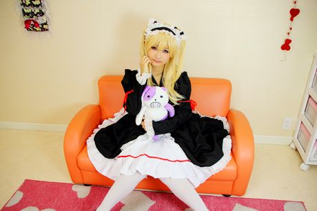 金髮日本美女 Kyuru 穿著白色絲襪，秀出長髮造型