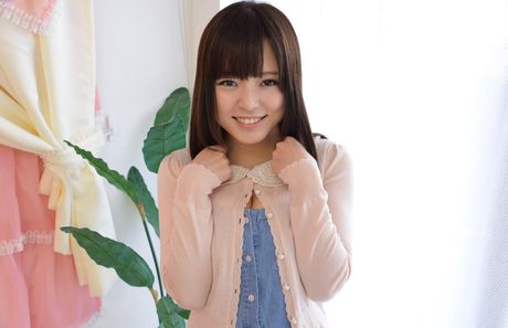 Den asiatiske skønhed Yua Koramochi tager alt af i sengen på en forførende måde