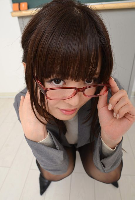 Asiatisk søde Yua Koramochi tager sine briller og tøj af, før hun onanerer