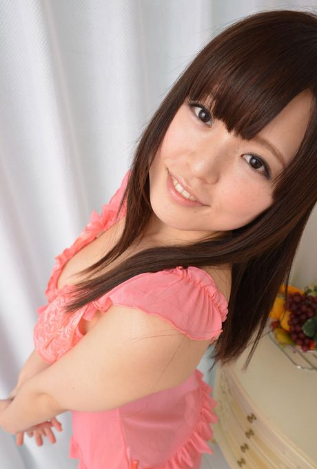 Brunøjede japanske babe Yua Koramochi er en sød godbid til dig