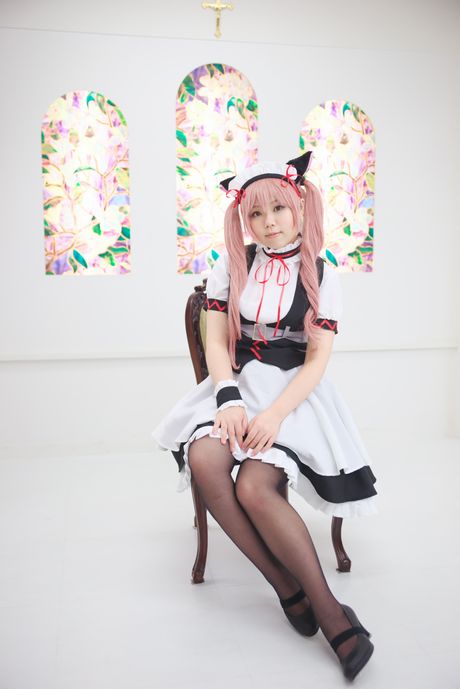 粉紅頭髮的美女 Stein Cat 展示她驚人的乳房並張開她剃光的陰部