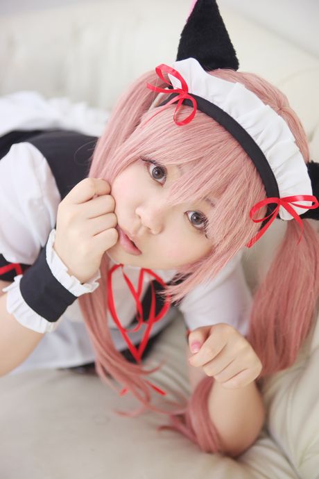 粉紅頭髮的美女 Stein Cat 展示她驚人的乳房並張開她剃光的陰部