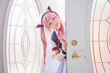 粉紅頭髮的美女 Stein Cat 展示她驚人的乳房並張開她剃光的陰部