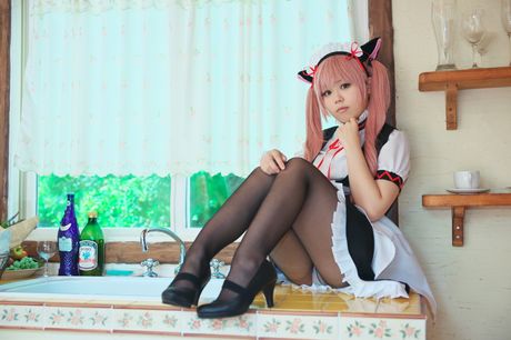 粉紅頭髮的美女 Stein Cat 展示她驚人的乳房並張開她剃光的陰部