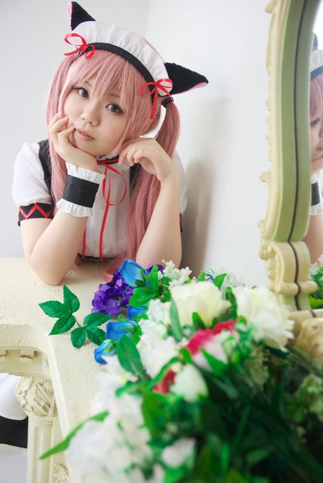 粉紅頭髮的美女 Stein Cat 展示她驚人的乳房並張開她剃光的陰部