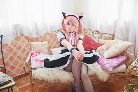 粉紅頭髮的美女 Stein Cat 展示她驚人的乳房並張開她剃光的陰部