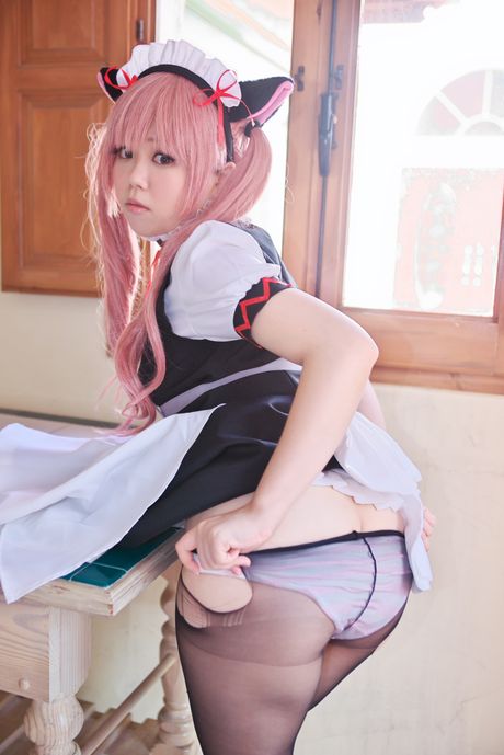 粉紅頭髮的美女 Stein Cat 展示她驚人的乳房並張開她剃光的陰部