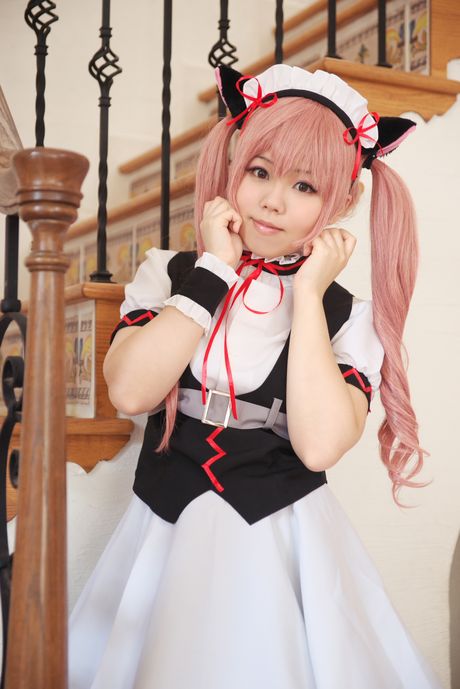 粉紅頭髮的美女 Stein Cat 展示她驚人的乳房並張開她剃光的陰部