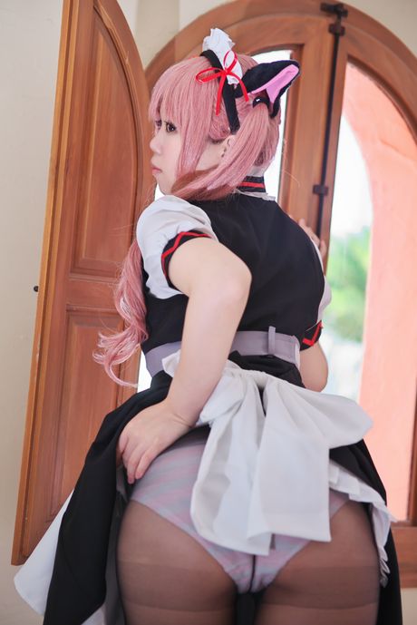 粉紅頭髮的美女 Stein Cat 展示她驚人的乳房並張開她剃光的陰部