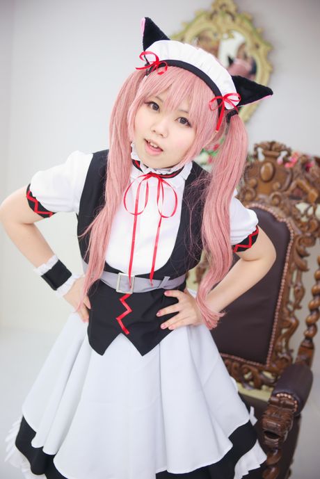 粉紅頭髮的美女 Stein Cat 展示她驚人的乳房並張開她剃光的陰部