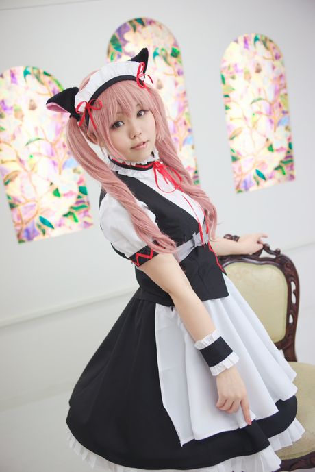 粉紅頭髮的美女 Stein Cat 展示她驚人的乳房並張開她剃光的陰部