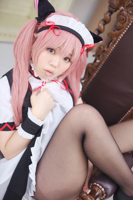 粉紅頭髮的美女 Stein Cat 展示她驚人的乳房並張開她剃光的陰部