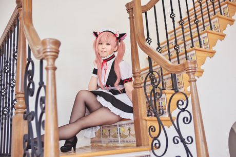 粉紅頭髮的美女 Stein Cat 展示她驚人的乳房並張開她剃光的陰部