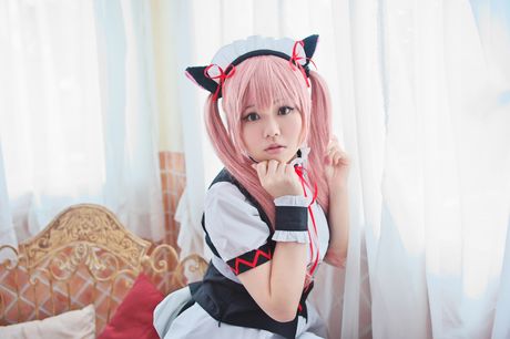 粉紅頭髮的美女 Stein Cat 展示她驚人的乳房並張開她剃光的陰部