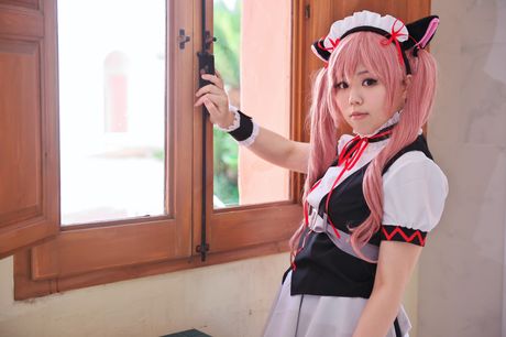 粉紅頭髮的美女 Stein Cat 展示她驚人的乳房並張開她剃光的陰部