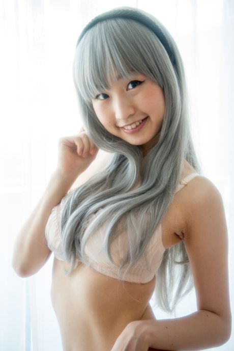 アジアの美女中野ひかりがパンティーを脱いで素晴らしいおっぱいを披露