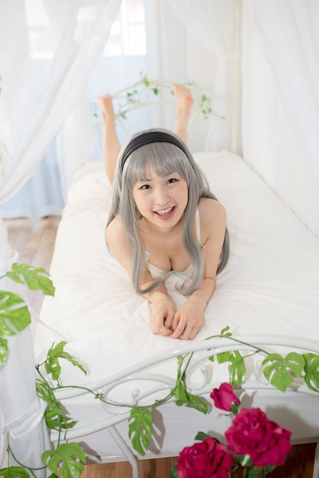 アジアの美女中野ひかりがパンティーを脱いで素晴らしいおっぱいを披露