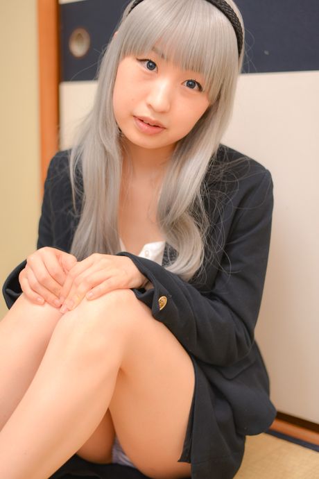 アジアの美女中野ひかりがパンティーを脱いで素晴らしいおっぱいを披露