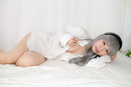 アジアの美女中野ひかりがパンティーを脱いで素晴らしいおっぱいを披露