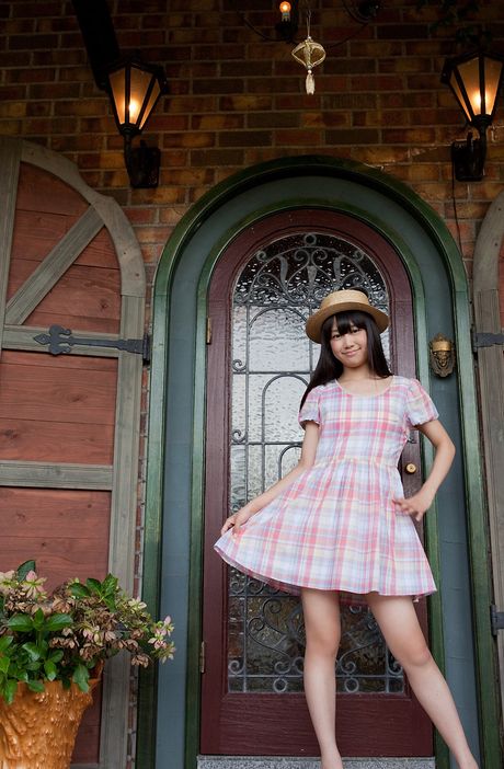 茶色の目と長い髪は彼女の最大の魅力であり、ポーズをとる