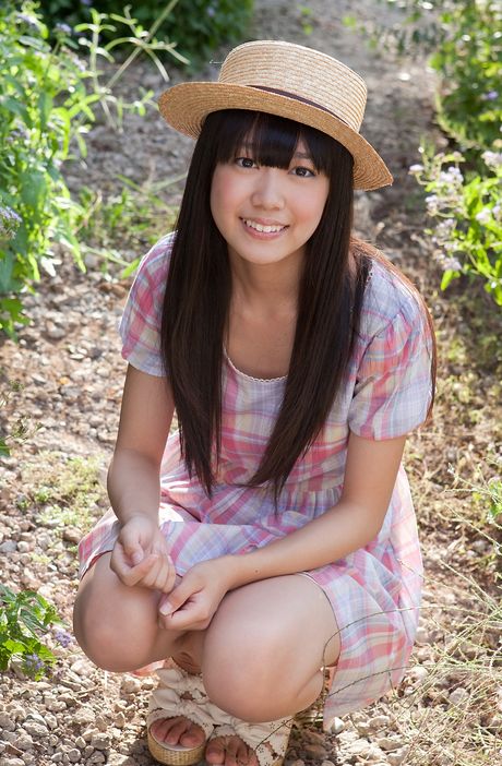 茶色の目と長い髪は彼女の最大の魅力であり、ポーズをとる