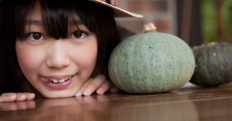 茶色の目と長い髪は彼女の最大の魅力であり、ポーズをとる