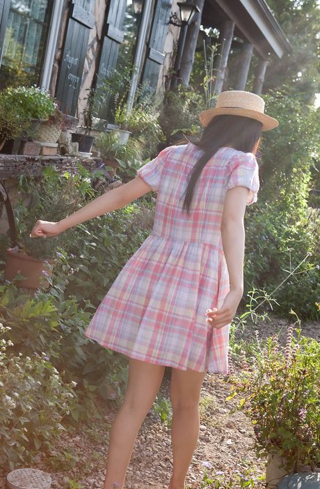 茶色の目と長い髪は彼女の最大の魅力であり、ポーズをとる