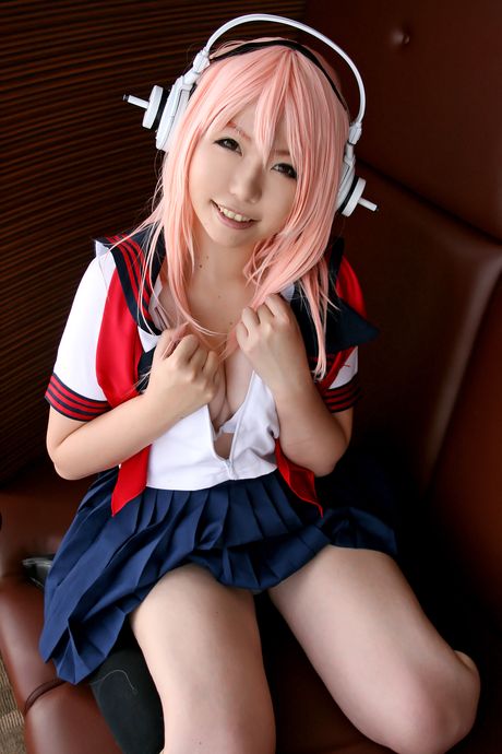 Asiatisk teenager Higurashi Rin stripper til sine strømper og leger med sin fisse