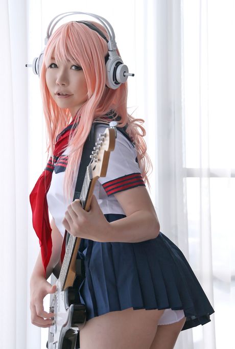 Asiatisk teenager Higurashi Rin stripper til sine strømper og leger med sin fisse