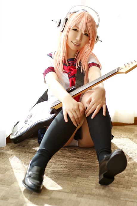 Asiatisk teenager Higurashi Rin stripper til sine strømper og leger med sin fisse