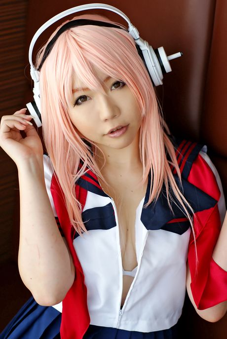 Asiatisk teenager Higurashi Rin stripper til sine strømper og leger med sin fisse