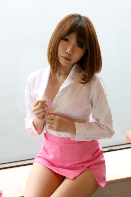 Asiatisk skønhed Higurashi Rin tager sit tøj af og demonstrerer sine bryster og fisse