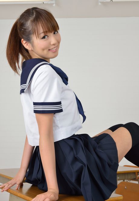 亞洲女學生 Shizuka Nakagawa 炫耀她完美的臀部並穿著絲襪擺姿勢