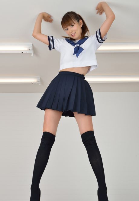 亞洲女學生 Shizuka Nakagawa 炫耀她完美的臀部並穿著絲襪擺姿勢