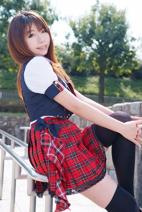 Skolepigen Higurashi Rin præsenterer sine små bryster og poserer i strømpebukser