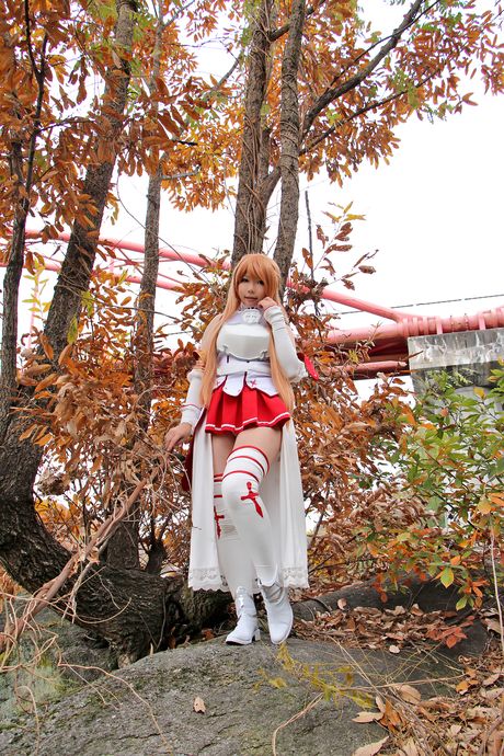 アジアのティーン日暮りんは彼女の巨大なお尻を提示し、ソロで彼女の猫を広げます