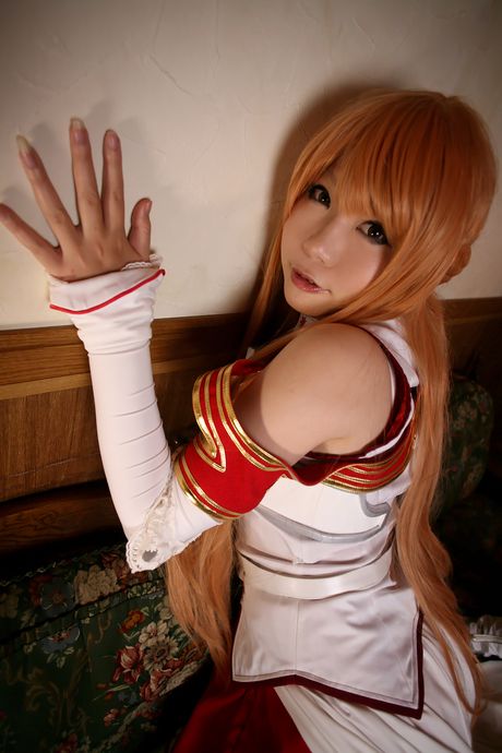 アジアのティーン日暮りんは彼女の巨大なお尻を提示し、ソロで彼女の猫を広げます