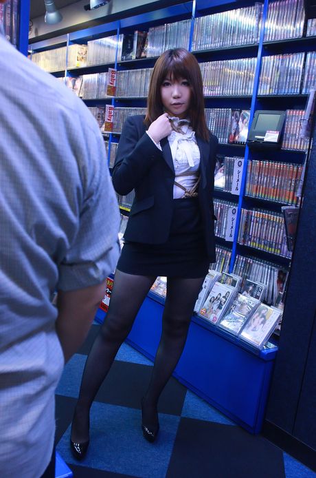 Asian girl Higurashi Rin wears a gag and blindfold while having sex