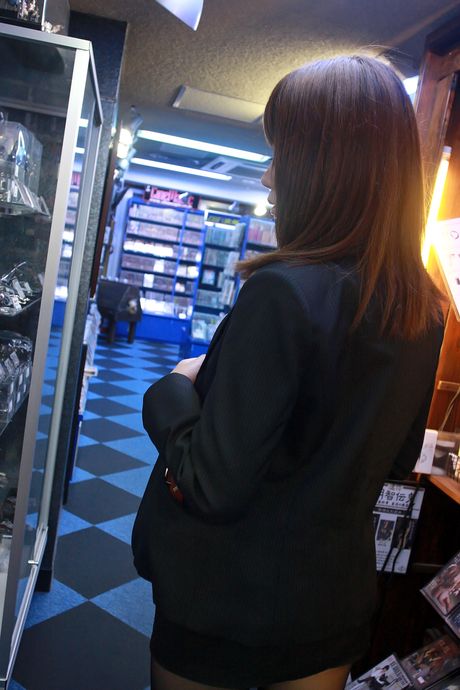 Asian girl Higurashi Rin wears a gag and blindfold while having sex