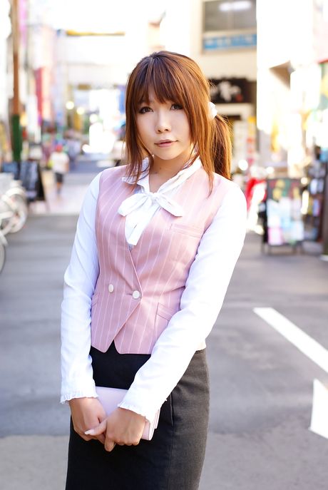 Asian babe Higurashi Rin flaunts her small tits and models in the raw outdoors