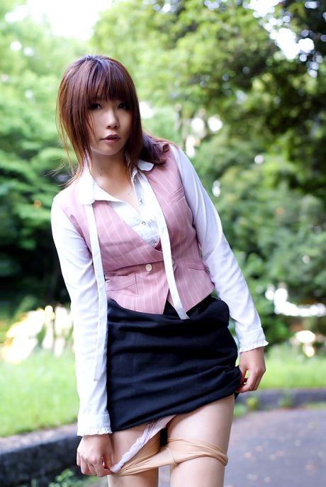 Asian babe Higurashi Rin flaunts her small tits and models in the raw outdoors